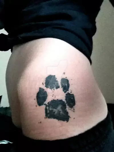 Koiran tassu tatuointi perseeseen