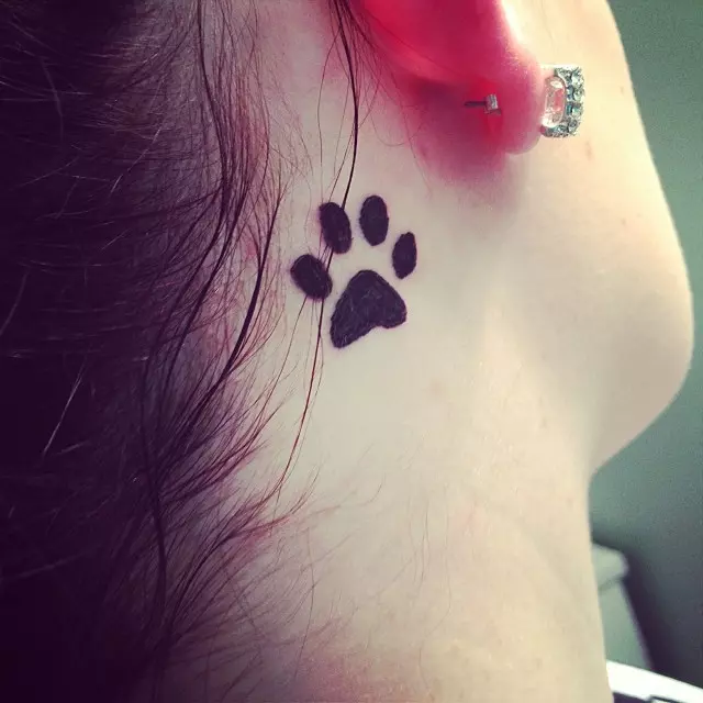 Koiran tassu tatuointi kaulassa