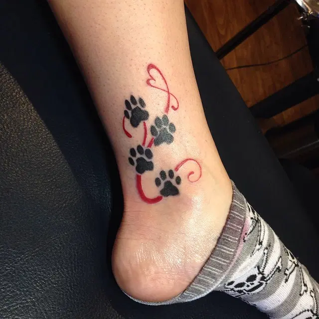 Koiran tassu tatuointi jalkaan