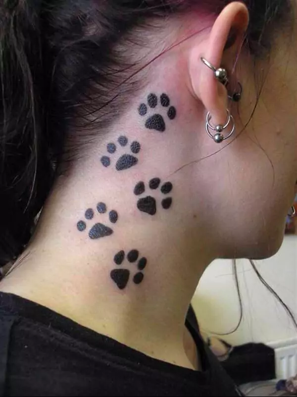 Koiran tassu tatuointi kaulaan