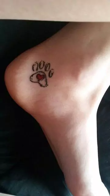 Koiran tassu tatuointi jalkaan