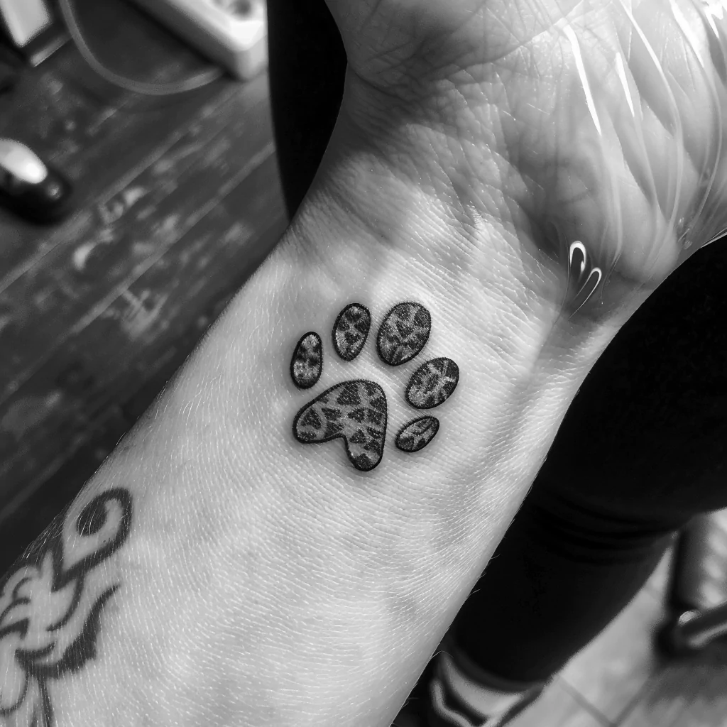 Koiran tassu tatuointi